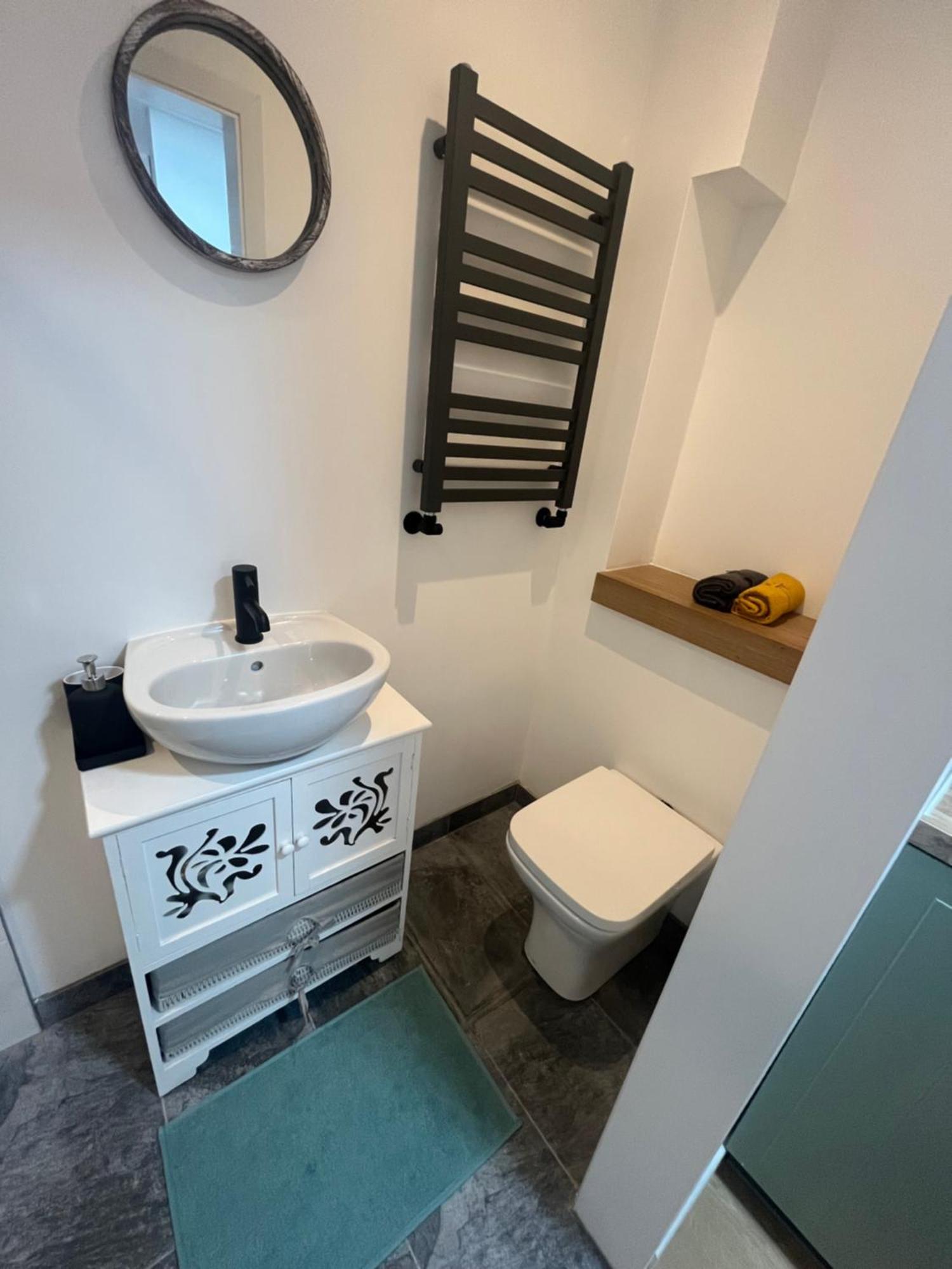 Teddington Little Gem Appartement Londen Buitenkant foto