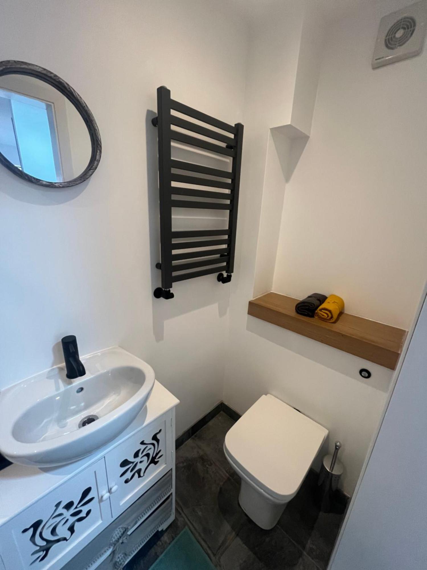 Teddington Little Gem Appartement Londen Buitenkant foto